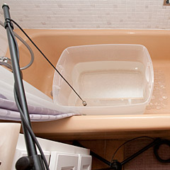 An Aquarian H2-XLR hydrophone set into a tub of water.